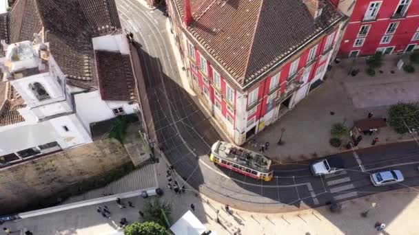 De tram auto 's in Lissabon van boven — Stockvideo