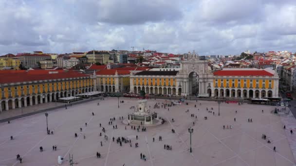 Vista aérea sobre la Plaza del Comercio en Lisboa llamada Praca do Comercio - la plaza central del mercado - CIUDAD DE LISBOA, PORTUGAL - 5 DE NOVIEMBRE DE 2019 — Vídeo de stock