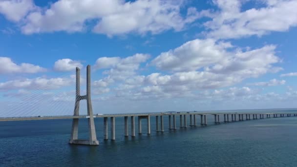 Luchtfoto over de Vasco Da Gama-brug in Lissabon — Stockvideo