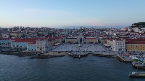 Комерційна площа в Лісабоні називається Praca do Comercio - центральна ринкова площа ввечері - повітряний вид. — стокове відео