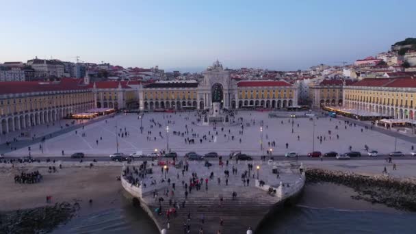 Praça do Comércio em Lisboa chamada Praca do Comercio - praça central do mercado à noite - vista aérea — Vídeo de Stock