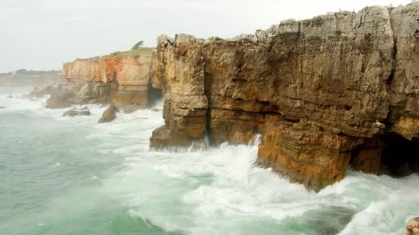 Знаменитая достопримечательность Португалии - Бока-До-Инферно в Атлантическом океане — стоковое видео