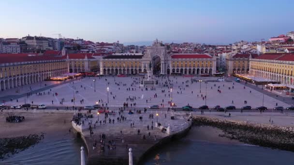 Commerce Square v Lisabonu s názvem Praca do Comercio - centrální trh náměstí ve večerních hodinách - letecký pohled — Stock video