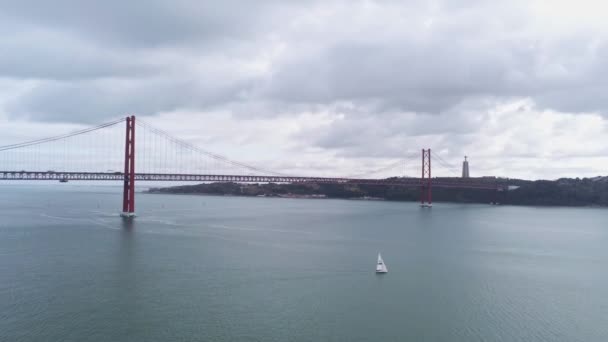 Lissabon sightseeing från ovan - berömda 25 april Bridge — Stockvideo