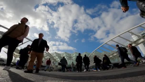 Berömda Oriente tågstation i Lissabon - staden Lissabon, Portugal - 5 november 2019 — Stockvideo