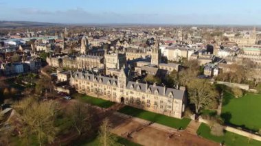 Oxford ve Christ Church Üniversitesi üzerinde uçuş - hava görüntüleri