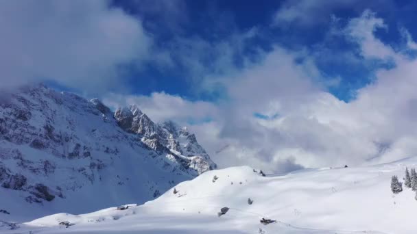 Voo Sobre Montanhas Cobertas Neve Nos Alpes Suíços Dia Inverno — Vídeo de Stock