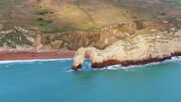 Amazing Durdle Door Aan Jurassic Coast England View Aerial Footage — Stockvideo