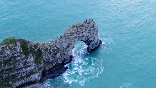 Amazing Durdle Door Aan Jurassic Coast England View Aerial Footage — Stockvideo