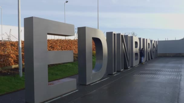 Große Edinburgh Buchstaben Flughafen Edinburgh Vereinigtes Königreich Januar 2020 — Stockvideo