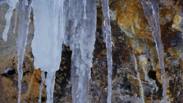 Eiszapfen Den Schneebedeckten Bergen Reisefotos — Stockvideo