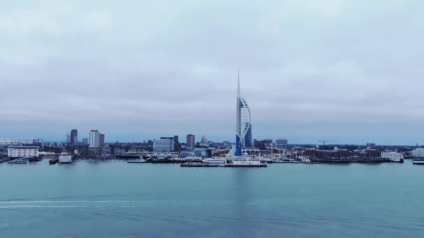 英国朴茨茅斯港 有著名的Spinnaker塔 空中摄影 — 图库视频影像