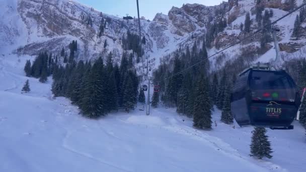 Montar Teleférico Los Alpes Día Invierno Imágenes Viaje — Vídeos de Stock