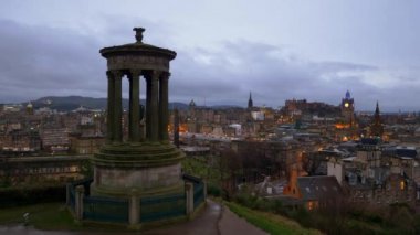 Calton Hill 'den akşam Edinburgh' a inanılmaz bir manzara - Edinburgh, İngiltere - 10 Ocak 2020