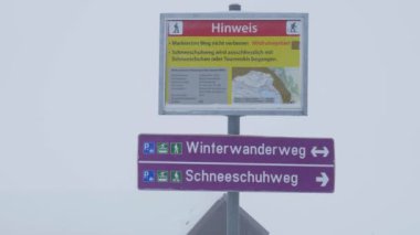 Kar yamacındaki uyarı işaretleri - Engelberg, İsviçre - 5 Şubat. 2020