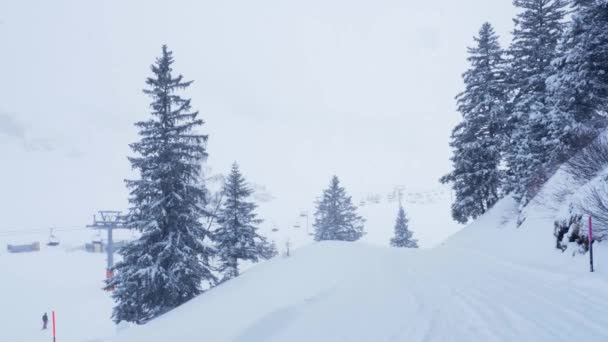 スイスアルプスの霧の中の冬の風景 旅行映像 — ストック動画