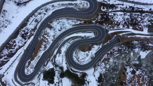 スイスアルプスの峠の曲がりくねった道 空中ドローンビュー — ストック動画