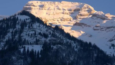 Soğuk bir kış gününde İsviçre dağlarında gün batımı - seyahat görüntüleri
