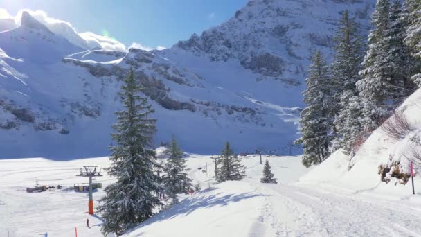 冬季阳光灿烂的阿尔卑斯山中典型的雪景 旅行镜头 — 图库视频影像