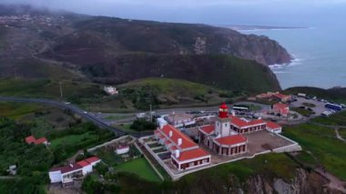 Portekiz 'deki Cabo da Roca deniz fenerinde akşam manzarası. Hava aracı görüntüleri.