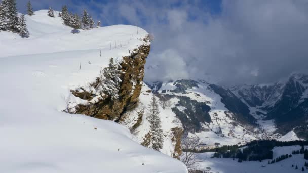 在阳光灿烂的冬日旅行摄影中 高山上的梦幻般的雪景 — 图库视频影像