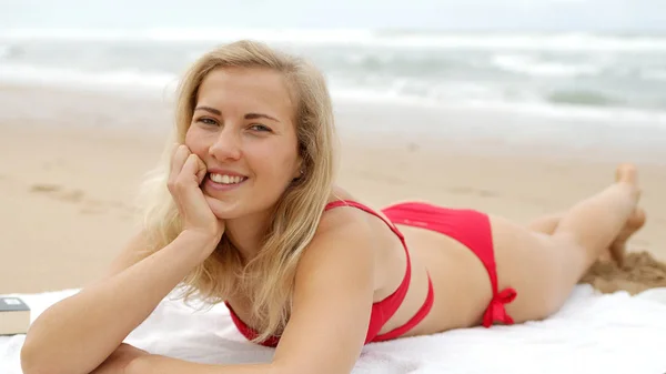 Sexy Woman Bikini Relaxes Sandy Beach Ocean Travel Photography — Stock Photo, Image