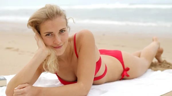 Sexy Woman Bikini Relaxes Sandy Beach Ocean Travel Photography — Stock Photo, Image