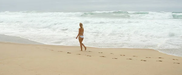 Spaziergang Sandstrand Meer Junge Frau Sommerurlaub Reisefotos — Stockfoto