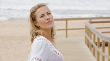 Seksi kız kameraya poz veriyor - mutlu kız plajda yaz tatilinde - seyahat fotoğrafçılığı