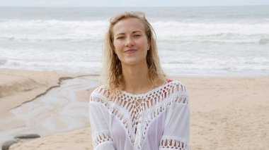 Seksi kız kameraya poz veriyor - mutlu kız plajda yaz tatilinde - seyahat fotoğrafçılığı