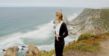 Güzel bir kadın Portekiz 'deki Cabo da Roca' da rahatlıyor - Sintra Doğal Park - seyahat fotoğrafçılığı