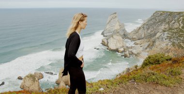 Güzel bir kadın Portekiz 'deki Cabo da Roca' da rahatlıyor - Sintra Doğal Park - seyahat fotoğrafçılığı