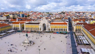 Lizbon turu merkezi meydanı Praca do Comercio - Lizbon, Portekiz - 5 Kasım 2019