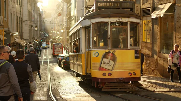 有名なトラムでリスボンの歴史的な街の典型的な通りの景色 リスボン ポルトガル 2019年10月15日 — ストック写真