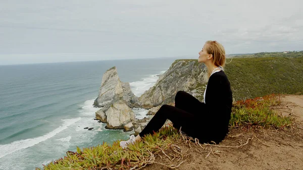 Krásná Žena Odpočívá Cabo Roca Portugalsku Přírodní Park Sintra Cestovní — Stock fotografie