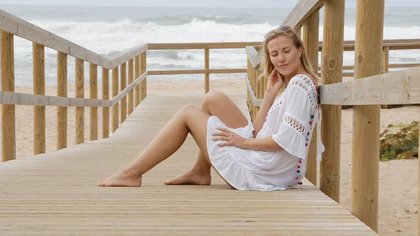 Sexy Girl Pozuje Aparatu Fotograficznego Szczęśliwa Dziewczyna Wakacjach Plaży Zdjęcia — Zdjęcie stockowe