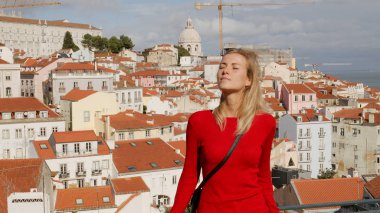 Lizbon Alfama 'daki Portas do Sol' da genç bir kadın. Seyahat fotoğrafçılığı.
