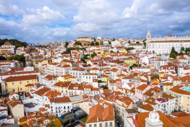 Alfama 'nın tarihi bölgesinden Lizbon turu. Hava aracı görüntüleri.