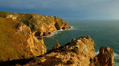 Cape Roca - Portekiz 'in ünlü Cabo da Roca sahili gün batımında - seyahat fotoğrafçılığı