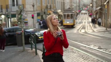 Lizbon 'un tarihi şehir merkezinde yürüyen genç bir kadın - LISBON, PORTUGAL - 15 Ekim 2019
