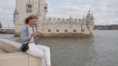 Lizbon, Portekiz 'deki Belem Kulesi' ni ziyaret eden genç bir kadın 15 Ekim 2019