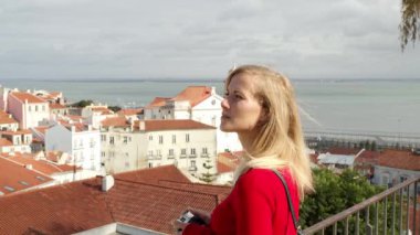 Lizbon Alfama 'daki Portal del Sol' da genç bir kadın - LISBON, PORTUGAL - 15 Ekim 2019