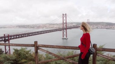 Güzel kız Lizbon 'a gezmeye gidiyor Lizbon, Portekiz - 15 Ekim 2019