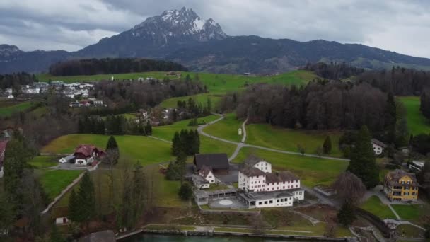 Paesaggio tipico in Svizzera - vista aerea — Video Stock