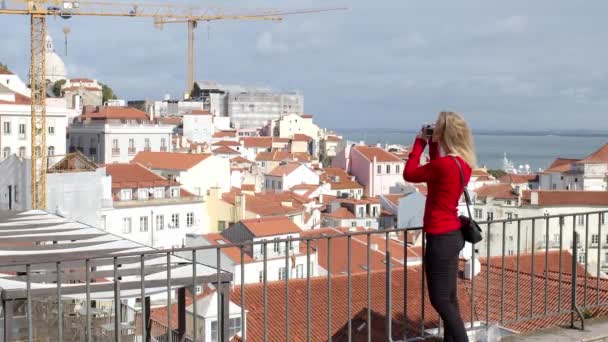 Pretty Girl Travels Lisbon Sightseeing Lisbon Portugal October 2019 — Stock Video