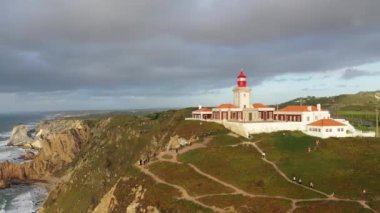 Portekiz 'in Atlantik Okyanusu' ndaki ünlü Cabo da Roca deniz feneri. Hava aracı görüntüleri.