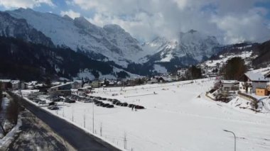 İsviçre 'nin Engelberg Titlis şehrinde insansız hava aracı uçuşu - hava görüntüleri