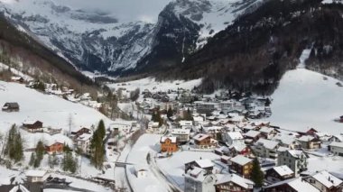 Kışın güzel İsviçre köyü - İsviçre 'deki Engelberg-Titlis üzerinde hava aracı görüntüsü - hava görüntüsü