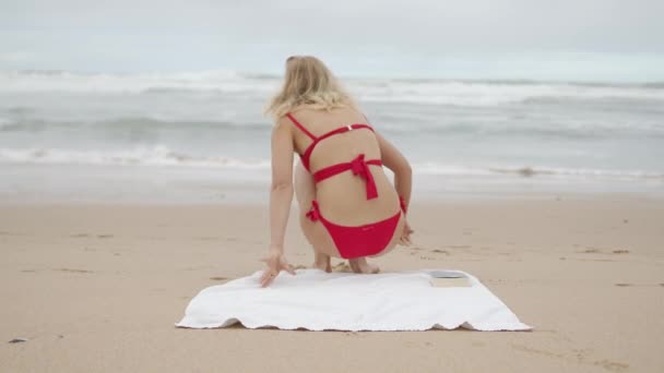 Σέξι Γυναίκα Μπικίνι Χαλαρώνει Μια Αμμώδη Παραλία Στον Ωκεανό Ταξιδιωτική — Αρχείο Βίντεο
