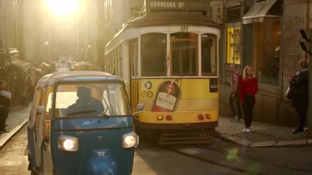 Vista Típica Rua Histórica Cidade Lisboa Com Famoso Bonde Lisboa — Vídeo de Stock